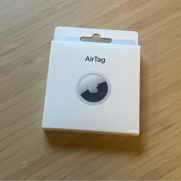 Apple AirTag in Sleek Silver and White - Picture 6 of 7